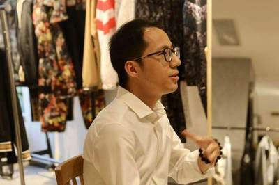 這位80后溫商,放棄國企“鐵飯碗”,十幾年只專注做一件事,如今拼出“服裝王國”…